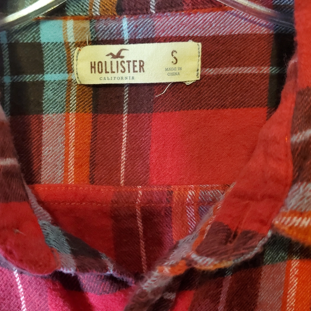 HOLLISTER | Men's red plaid flannel button-front shirt. Size small. - Picture 5 of 6